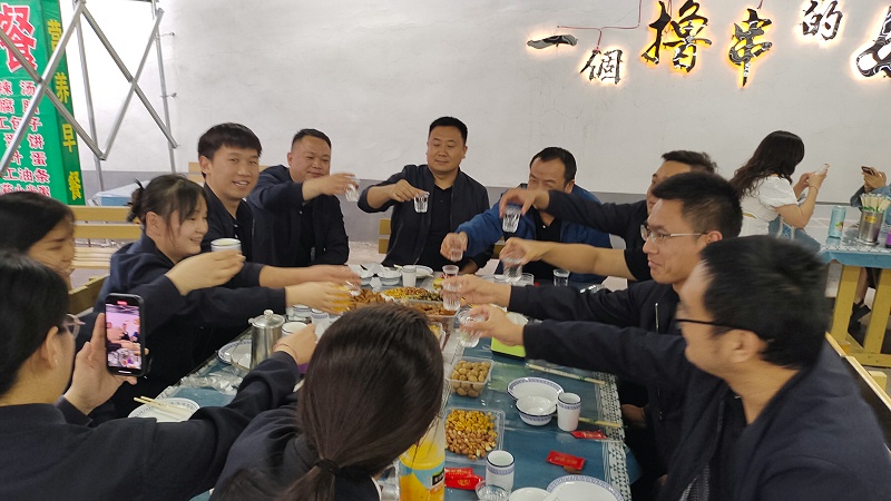 尊龙凯时领导与员工团建聚餐