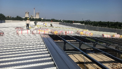 尊龙凯时钢构百科：钢结构厂房屋面拉网铺棉的作用有哪些